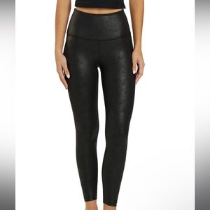 Beyond Yoga High Waisted MIDI Leggings. Size XSmall. Black snakeskin print.